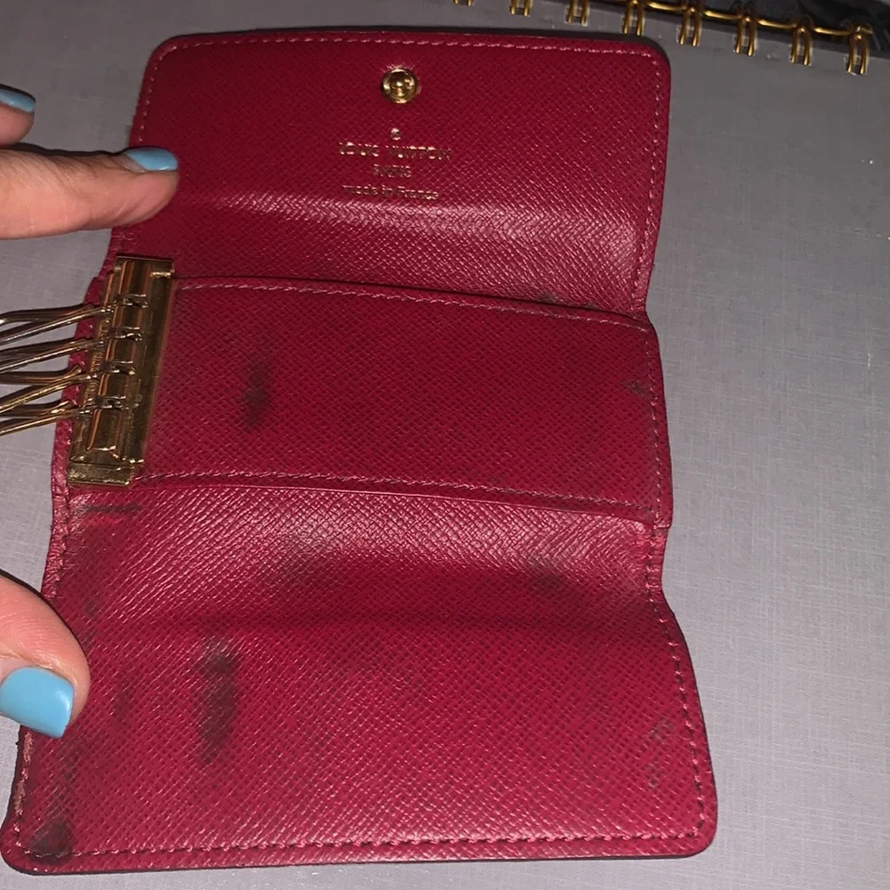 ♥️ ♥️ Louis Vuitton Monogram signature design LV Logo 4 key holder M/F